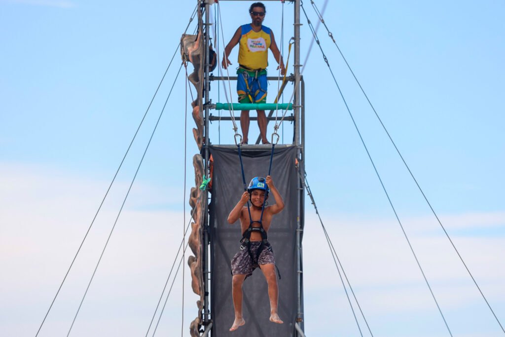 Tirolesa com 60 metros e parede de escalada são convite para aventura na praia de Caiobá 9 tirolesa 03