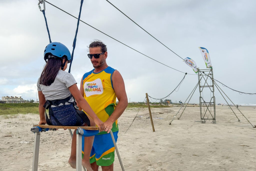 Tirolesa com 60 metros e parede de escalada são convite para aventura na praia de Caiobá 3 tirolesa 06
