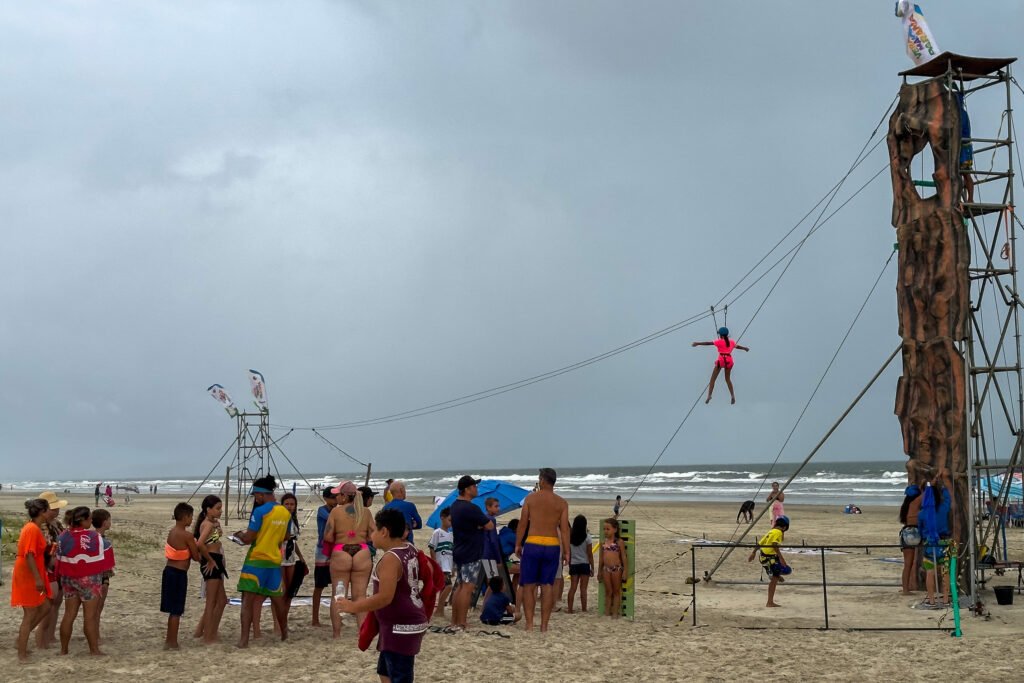 Tirolesa com 60 metros e parede de escalada são convite para aventura na praia de Caiobá 6 tirolesa 10