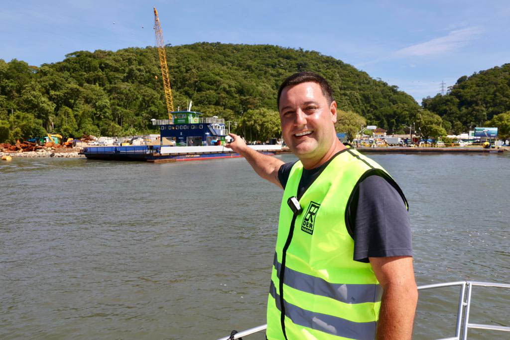 Obra da Ponte de Guaratuba-Matinhos recebe nova balsa de apoio marítimo