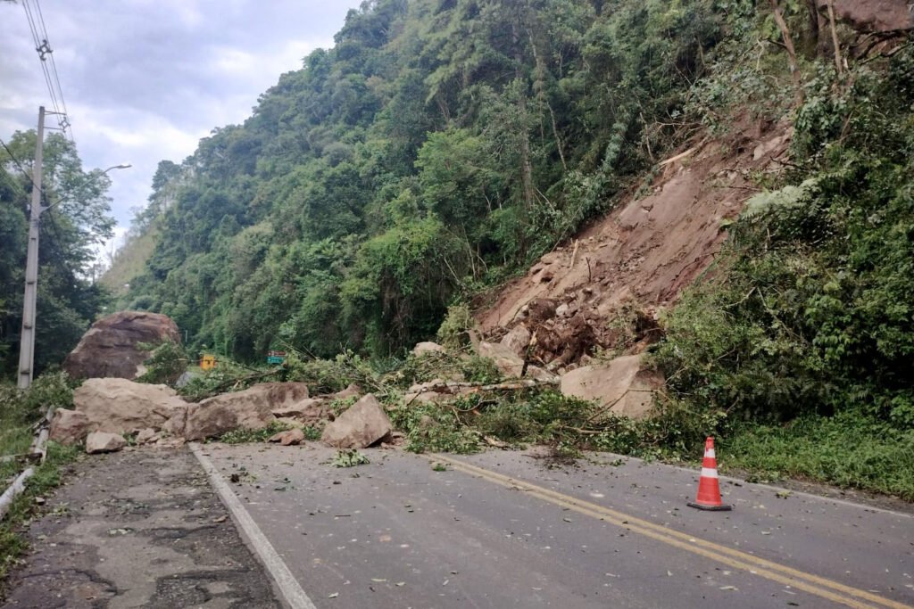 Urgente! Rodovia de União da Vitória é bloqueada após queda de rochas de várias toneladas 4 whatsapp image 2024 01 20 at 17.53.05