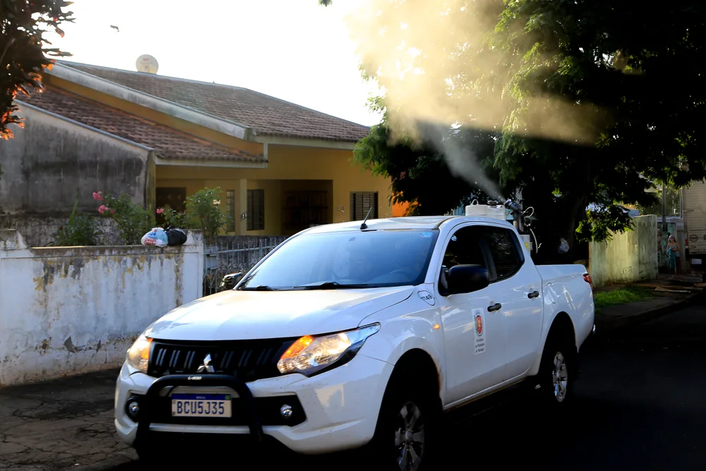 Prefeitura de Maringá inicia aplicação do fumacê em áreas com maior incidência de casos de dengue; confira orientações 2 Aplicação do fumacê contra a dengue