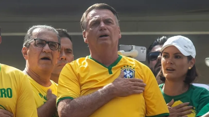Bolsonaro cantando o Hino Nacional na avenida Paulista 25-02-2024