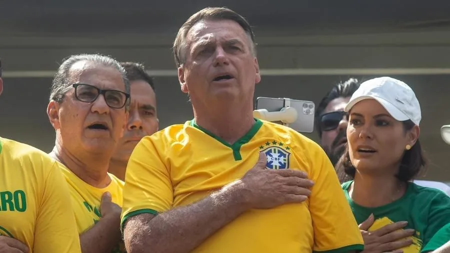Bolsonaro cantando o Hino Nacional na avenida Paulista 25-02-2024