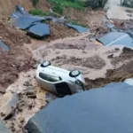 Chuvas abrem cratera e interditam trecho da BR-470, em Santa Catarina