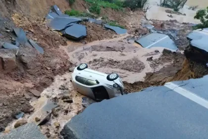 Chuvas abrem cratera e interditam trecho da BR-470, em Santa Catarina