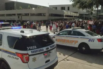 Os policiais estão respondendo a relatos de um tiroteio na Igreja Lakewood do pastor Joel Osteen, em Houston, de acordo com a polícia de Houston. KTRK