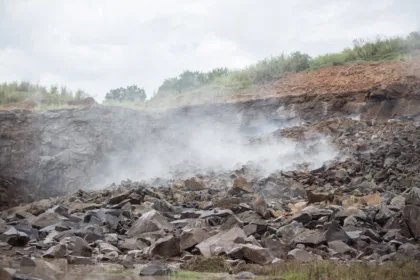 detonação de rochas na Pedreira Municipal