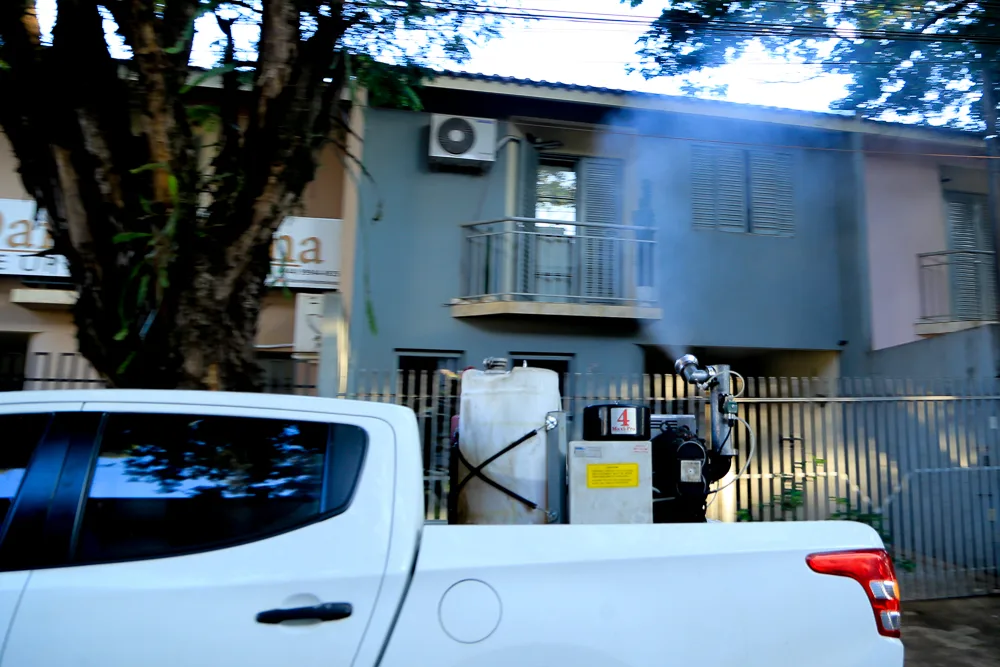 Prefeitura de Maringá inicia aplicação do fumacê em áreas com maior incidência de casos de dengue; confira orientações 3 Aplicação do fumacê contra a dengue