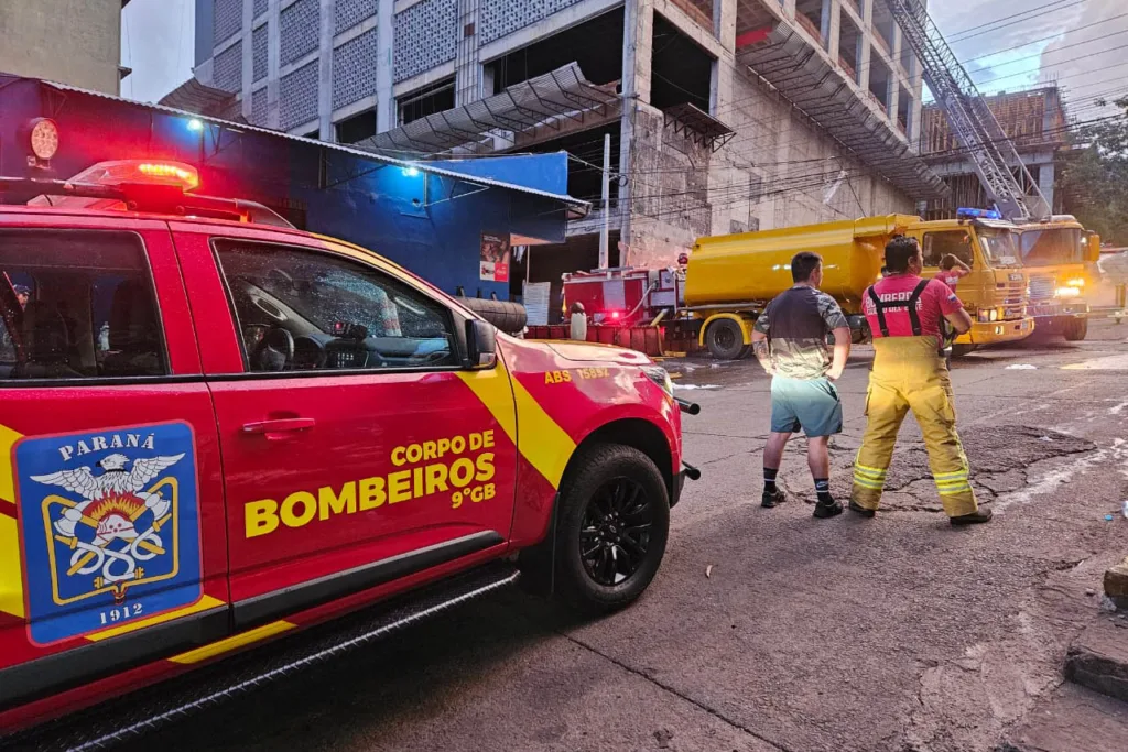 Bombeiros do Paraná ajudam a combater incêndio de grandes proporções no Paraguai 3 whatsapp image 2024 02 13 at 12.33.13 4