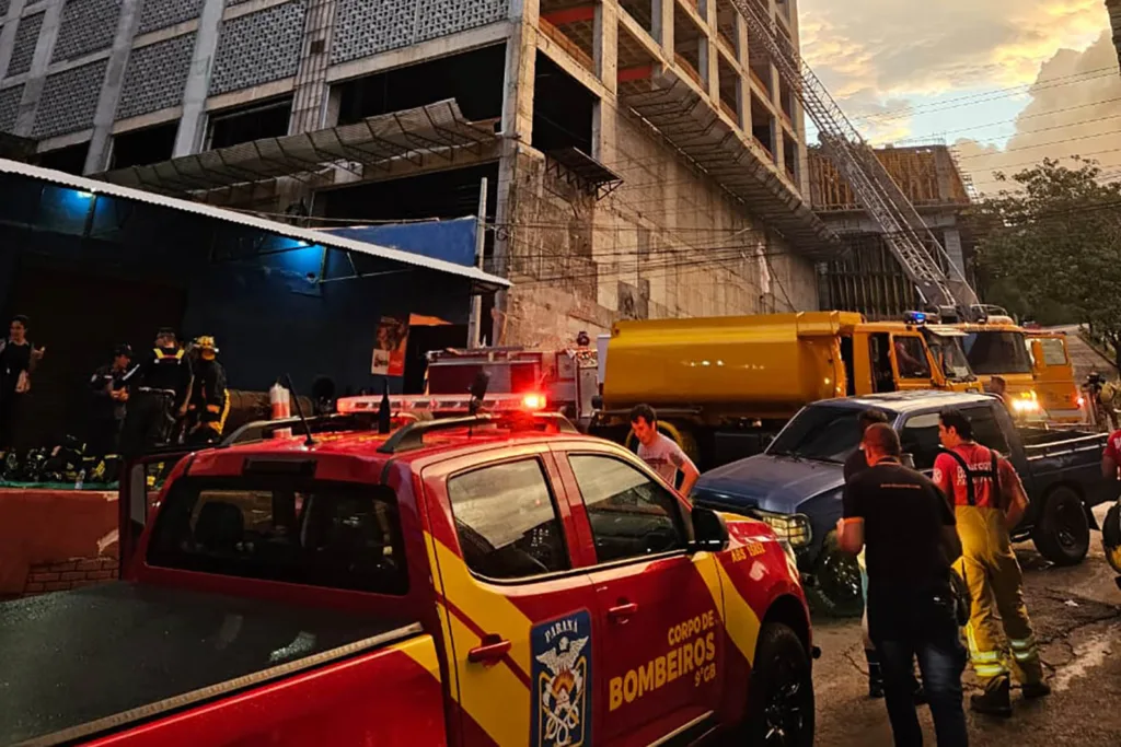 Bombeiros do Paraná ajudam a combater incêndio de grandes proporções no Paraguai 6 whatsapp image 2024 02 13 at 12.33.14