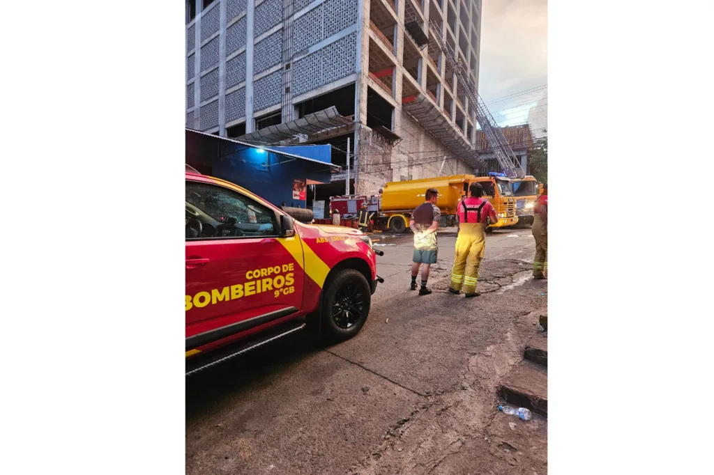 Bombeiros do Paraná ajudam a combater incêndio de grandes proporções no Paraguai 4 whatsapp image 2024 02 13 at 12.33.14 1