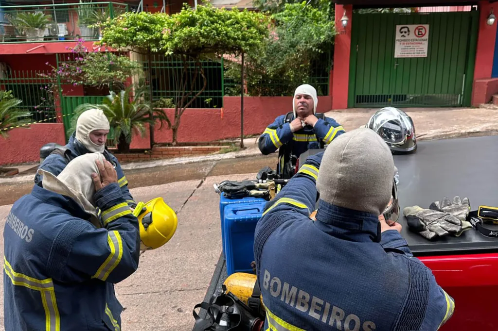 Bombeiros do Paraná ajudam a combater incêndio de grandes proporções no Paraguai 5 whatsapp image 2024 02 13 at 12.33.14 2