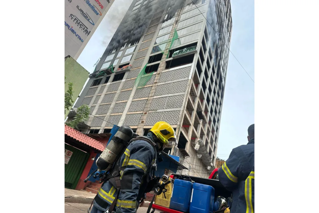 Bombeiros do Paraná ajudam a combater incêndio de grandes proporções no Paraguai 7 whatsapp image 2024 02 13 at 12.33.14 3