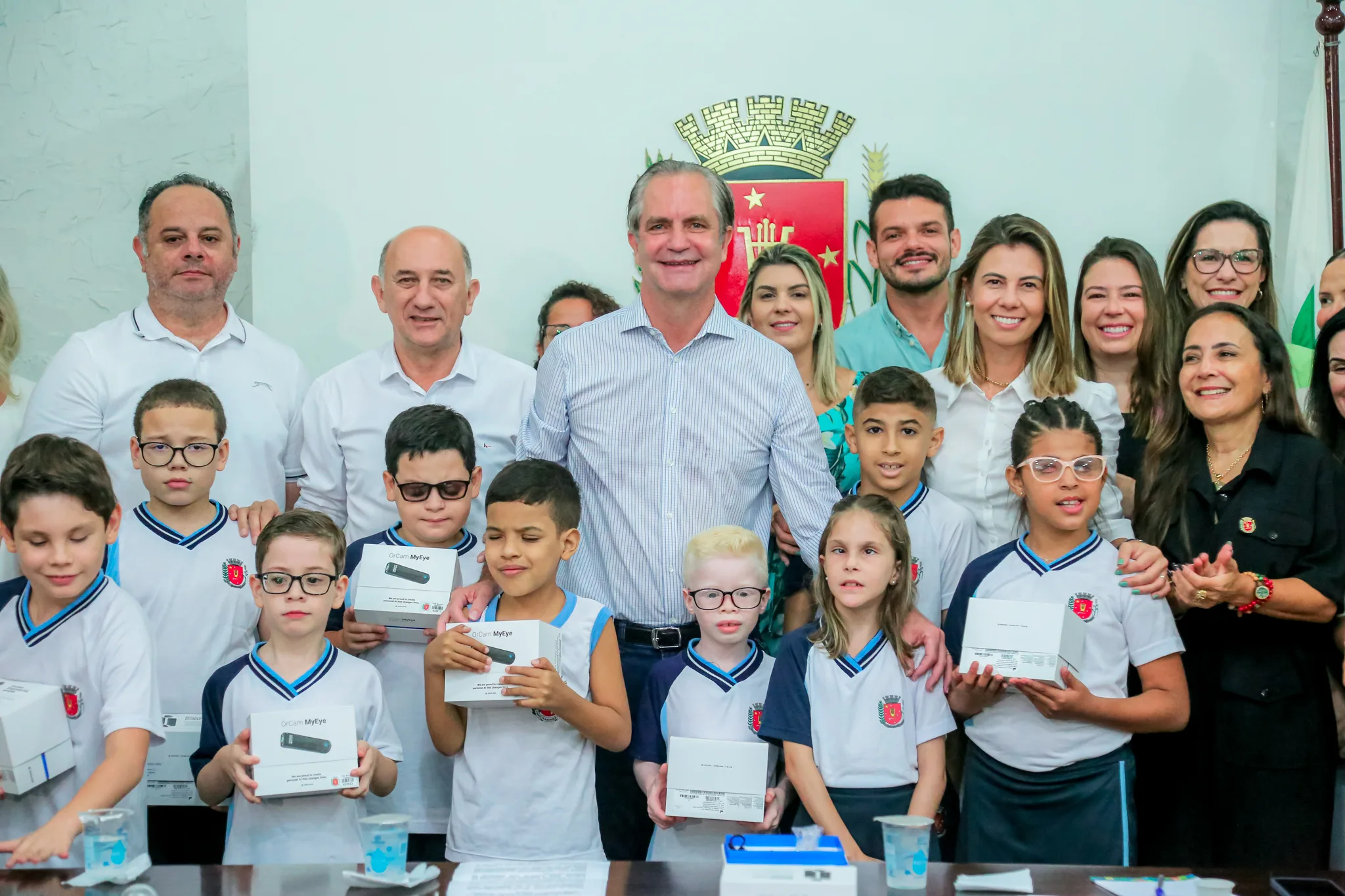 Prefeito Ulisses Maia entrega óculos com inteligência artificial para alunos e professores da rede municipal com deficiência visual