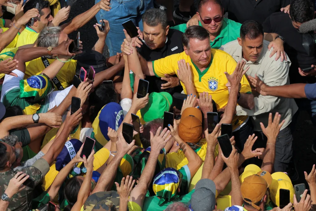 Instituto de Pesquisa, aponta que o ex-presidente Bolsonaro, seria o maior influenciador de votos em Maringá 5 Bolsonaro arrasta multidao