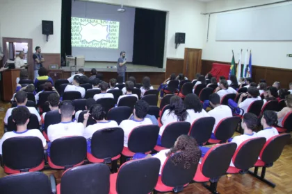 Escola recebe palestra do Procon sobre Direitos do Consumidor