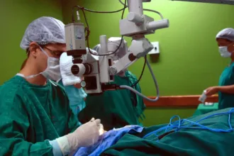 Médico fazendo transplante de orgãos