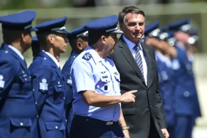 Militares e o ex-presidente Jair Bolsonaro