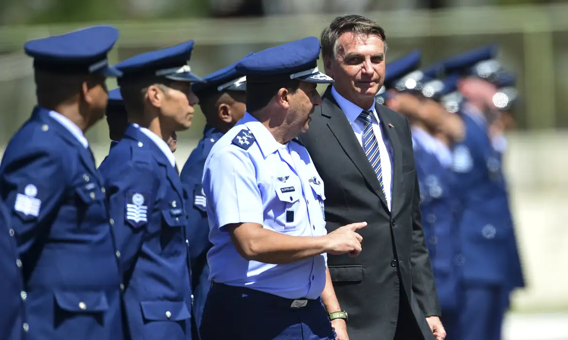 Militares e o ex-presidente Jair Bolsonaro