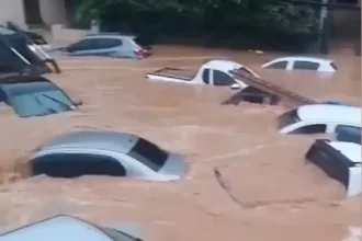 Águas das chuvas arrastaram carros em cidades do Espírito Santo - Reprodução de vídeo TVE/ES.