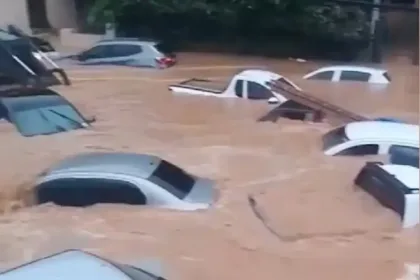 Águas das chuvas arrastaram carros em cidades do Espírito Santo - Reprodução de vídeo TVE/ES.