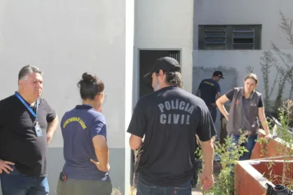 Prefeitura e Polícia Civil realizam operação contra dengue em casa abandonada na Vila Esperança