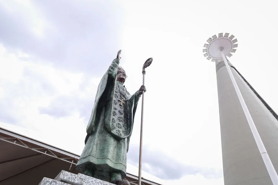 Estátua em bronze de Dom Jaime Luiz Coelho, primeiro arcebispo de Maringá
