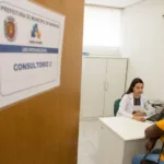 Mulher no consultório médico