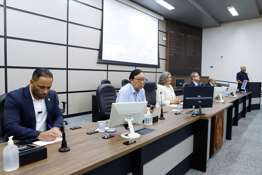 Consulta Popular é tema de reunião pública na Câmara de Maringá 10 Na mesa representantes do Legislativo e do Executivo, ocupantes de cargos eletivos no presente e no passado, como o presidente da Câmara de Maringá
