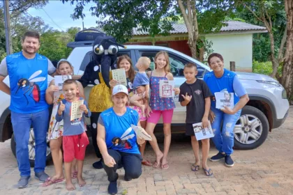 Todos contra a dengue crianças e agentes com panfletos nas mãos