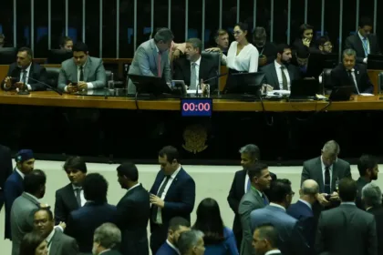 A Câmara dos Deputados aprovou nesta quarta-feira (20) o projeto de lei que acaba com as saídas temporárias de presos em feriados e datas comemorativas.