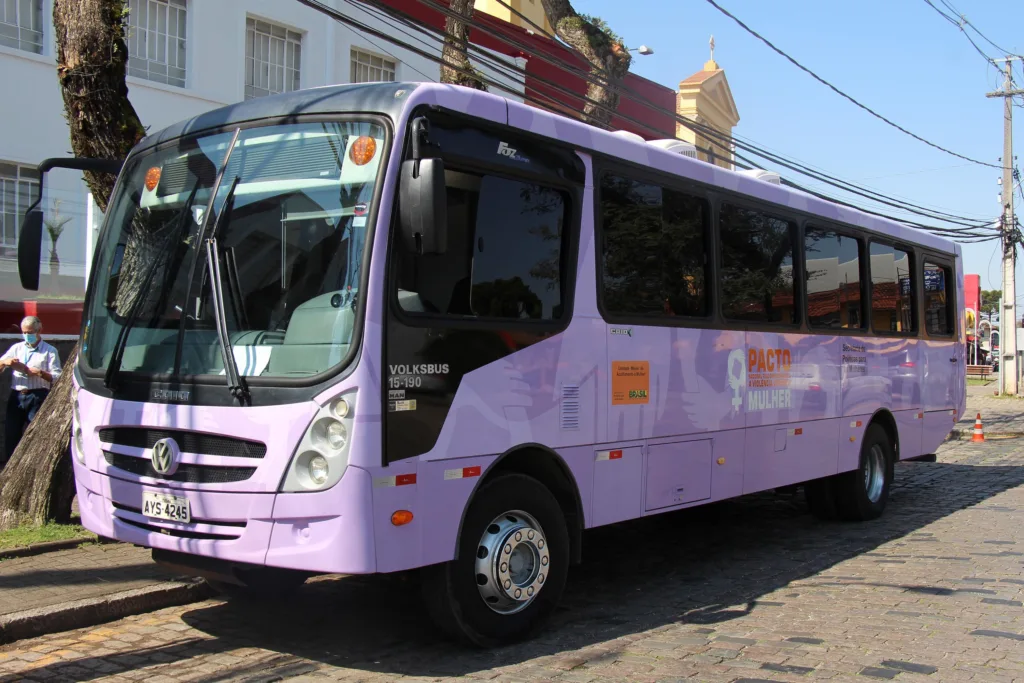 Ônibus Lilás leva atendimento às mulheres a três cidades da região Norte do Paraná 3 onibus lilas
