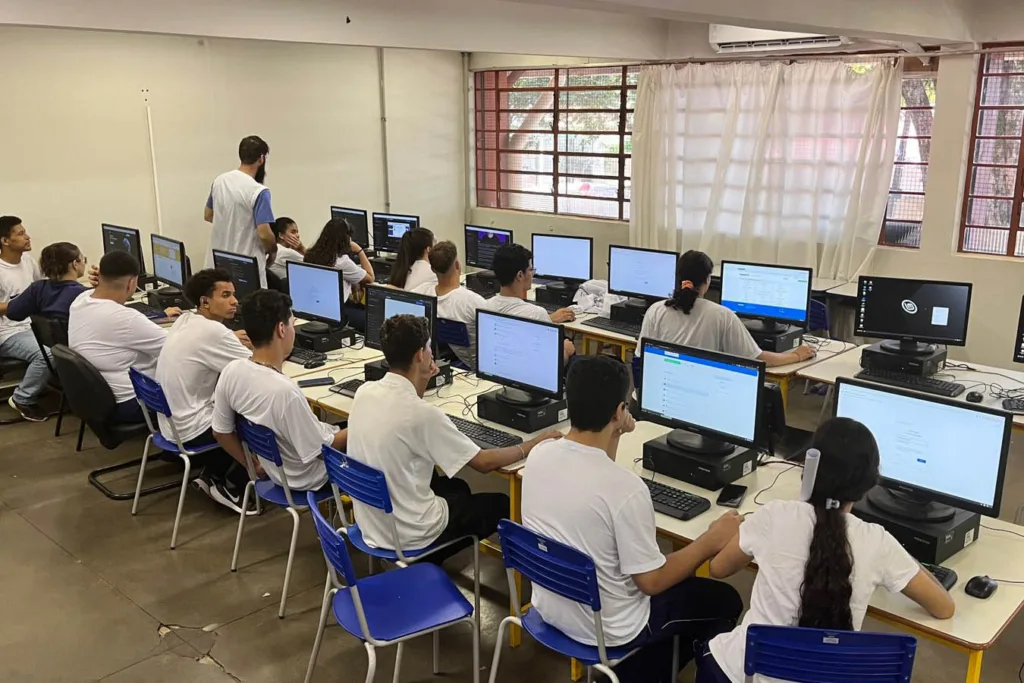 Escola estadual de Maringá se transforma em cenário de jogo online criado por alunos 4 whatsapp image 2024 03 01 at 11.51.57