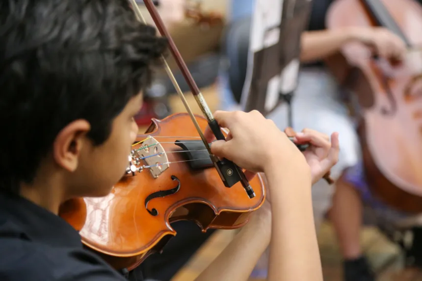 Jovem tocando violino