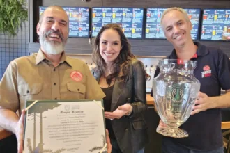 Deputada Maria Victoria (PP) entrega homenagem da Assembleia Legislativa à cervejaria de Maringá