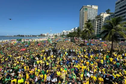 Orla da praia de Copacabana no Rio de Janeiro