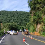 BR-277 segue interditada após escorregamento de rocha em Prudentópolis, trânsito pela PR-364 requer cautela