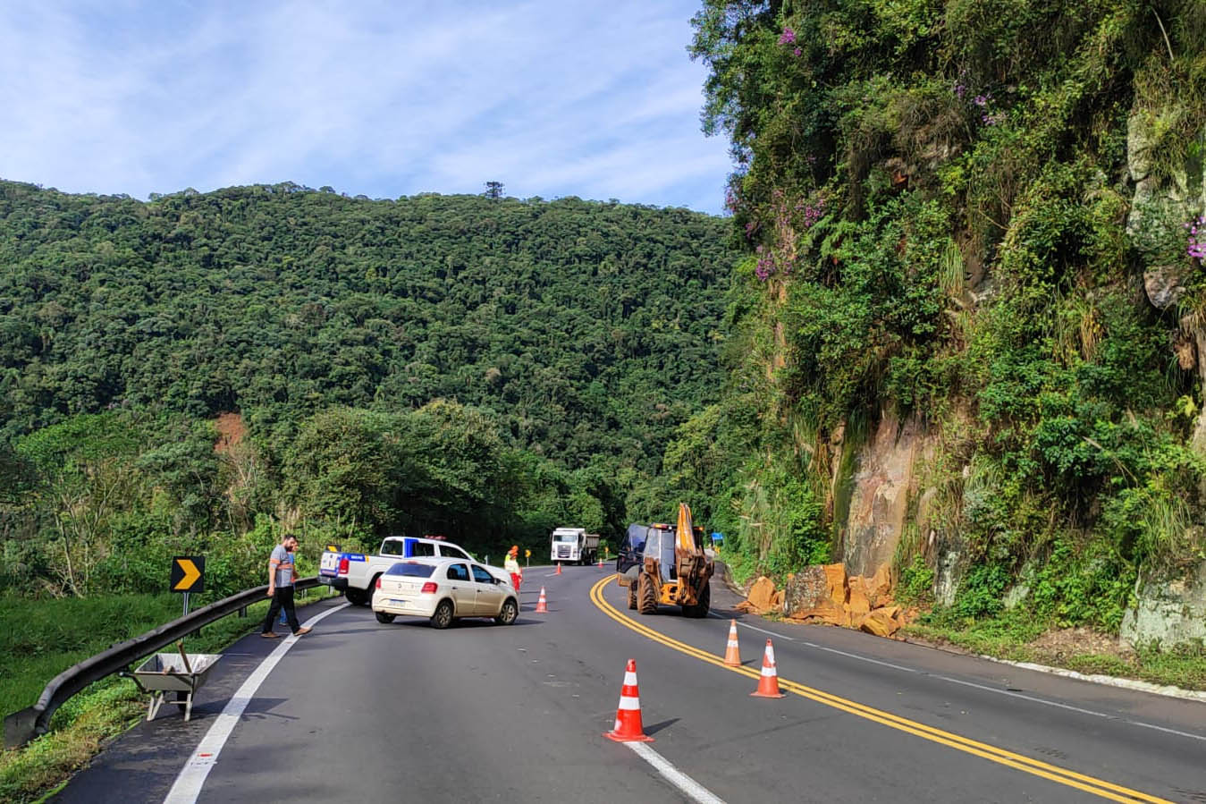 BR-277 segue interditada após escorregamento de rocha em Prudentópolis, trânsito pela PR-364 requer cautela