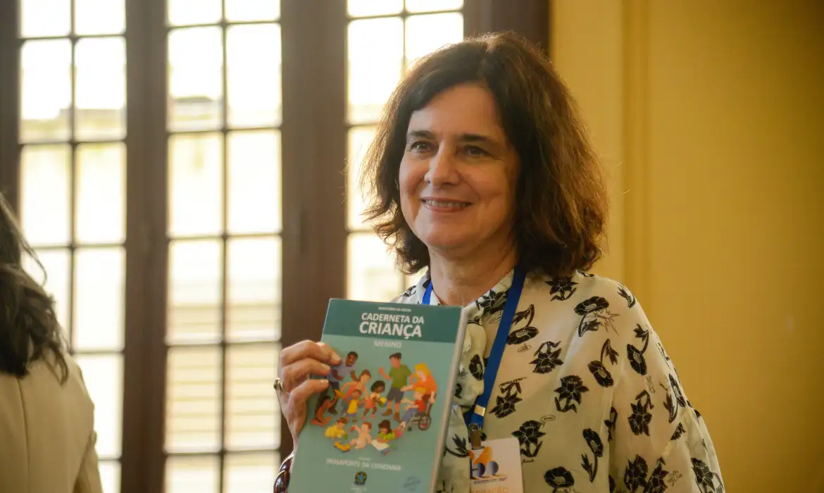 Após três anos, governo relança carteira de vacinação infantil
