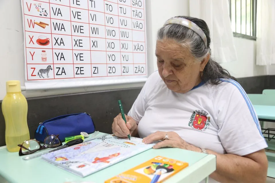 Maringá conta com sede da EJA na região central com oferta de turmas nos períodos da manhã, tarde e noite 2 Educação de Jovens e Adultos (EJA)