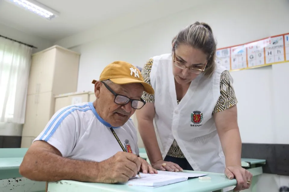 Maringá conta com sede da EJA na região central com oferta de turmas nos períodos da manhã, tarde e noite 3 Educação de Jovens e Adultos (EJA)