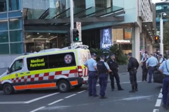 O agressor foi baleado por um policial depois de atacar pessoas no movimentado shopping center Westfield Bondi Junction, disse um comunicado da polícia. Cinco das seis vítimas eram mulheres.