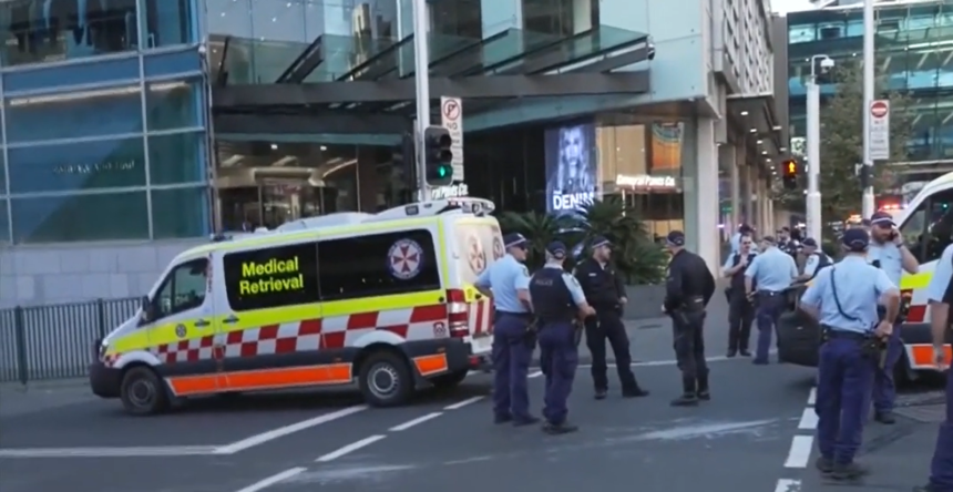 O agressor foi baleado por um policial depois de atacar pessoas no movimentado shopping center Westfield Bondi Junction, disse um comunicado da polícia. Cinco das seis vítimas eram mulheres.