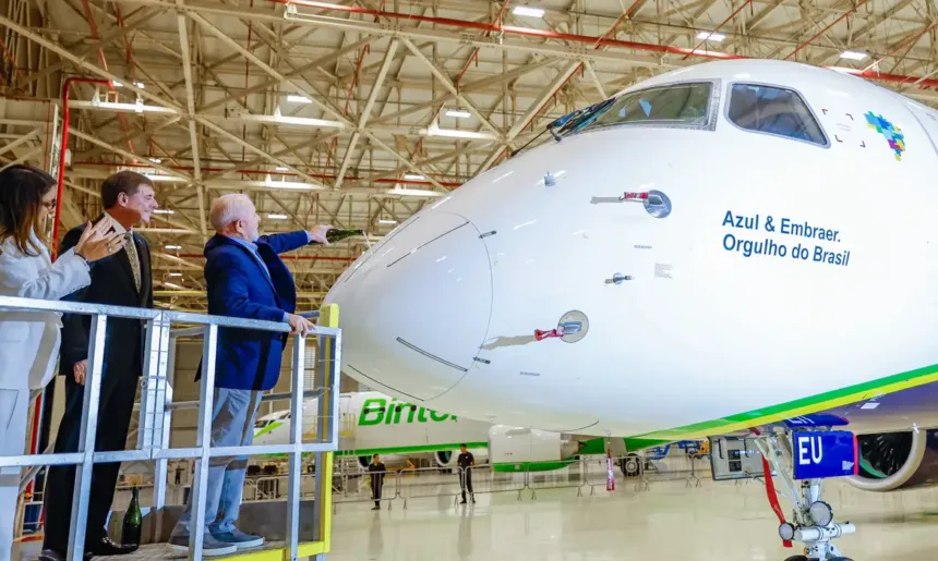 Jato comercial modelo 195-E2, produzido pela companhia Embraer, para a Azul Linhas Aéreas