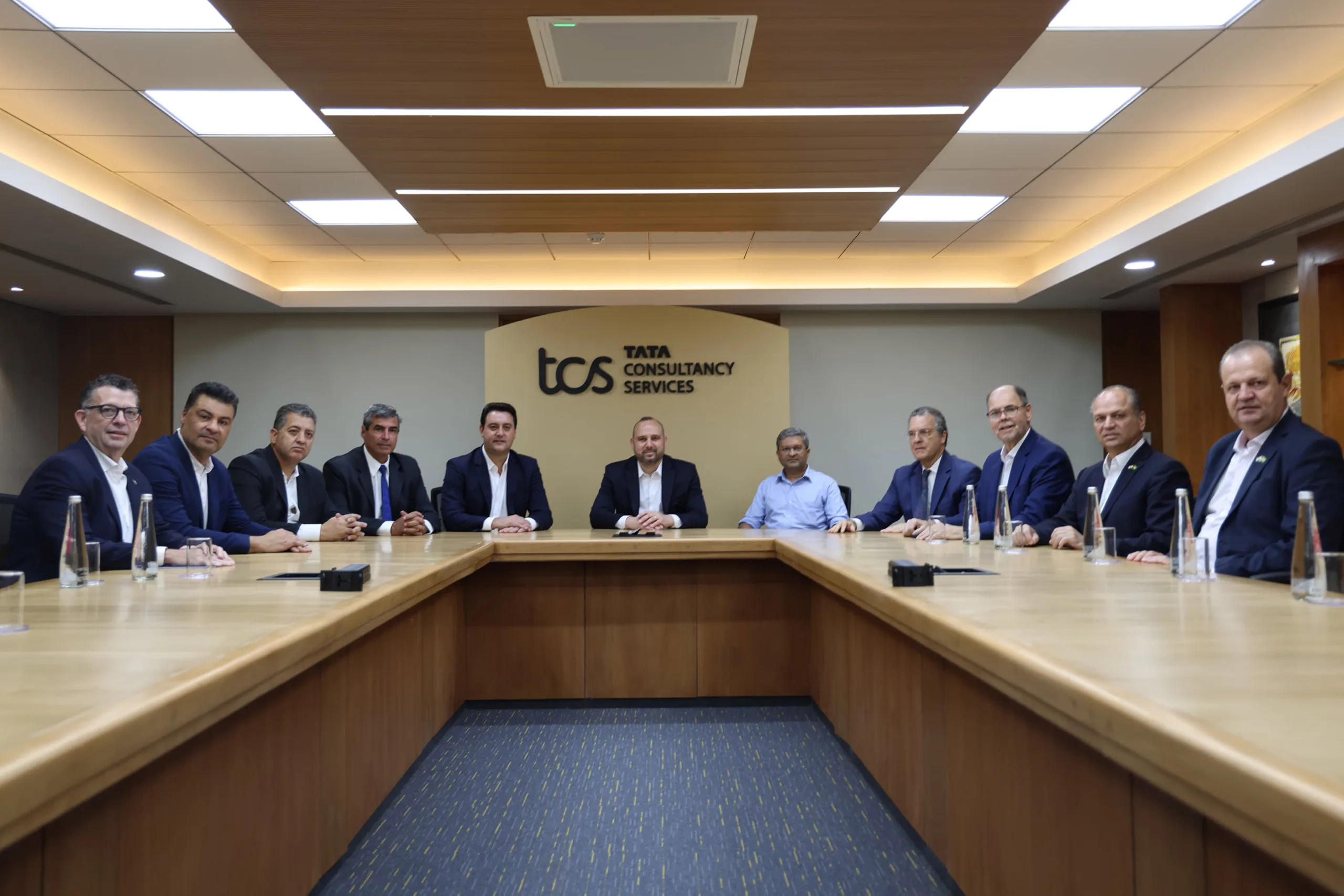 O grupo Tata Consultancy Services (TCS) anunciou nesta segunda-feira (15) a expansão da operação em Londrina, no Norte do Paraná, com ampliação de seu Delivery Center. O anúncio foi feito em Mumbai, onde o governador Carlos Massa Ratinho Junior foi recebido pelo CEO da TCS, Krithi Krithivasan, e executivos da companhia em missão oficial do Governo do Paraná à Índia Foto: Jonathan Campos/Secom