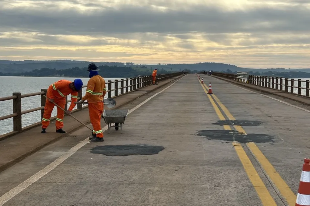 obra de reforma da ponte sobre a Represa de Chavantes, entre Carlópolis, no Norte Pioneiro, e o município de Fartura, em São Paulo