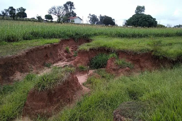 Obra de controle de erosão em rodovia de Munhoz de Mello atrai cinco empresas 4 pr 550 munhoz de mello erosao 02 jpg
