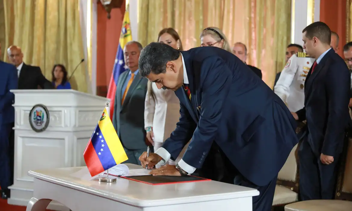 O presidente da Venezuela, Nicolás Maduro, sancionou na noite dessa quarta-feira (3) a lei para a defesa da Guiana Essequiba, território que hoje pertence a Guiana, mas que o presidente venezuelano reivindica para seu país.