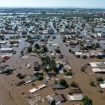SOS RS: em Canoas, moradores ilhados pedem comida e água a militares